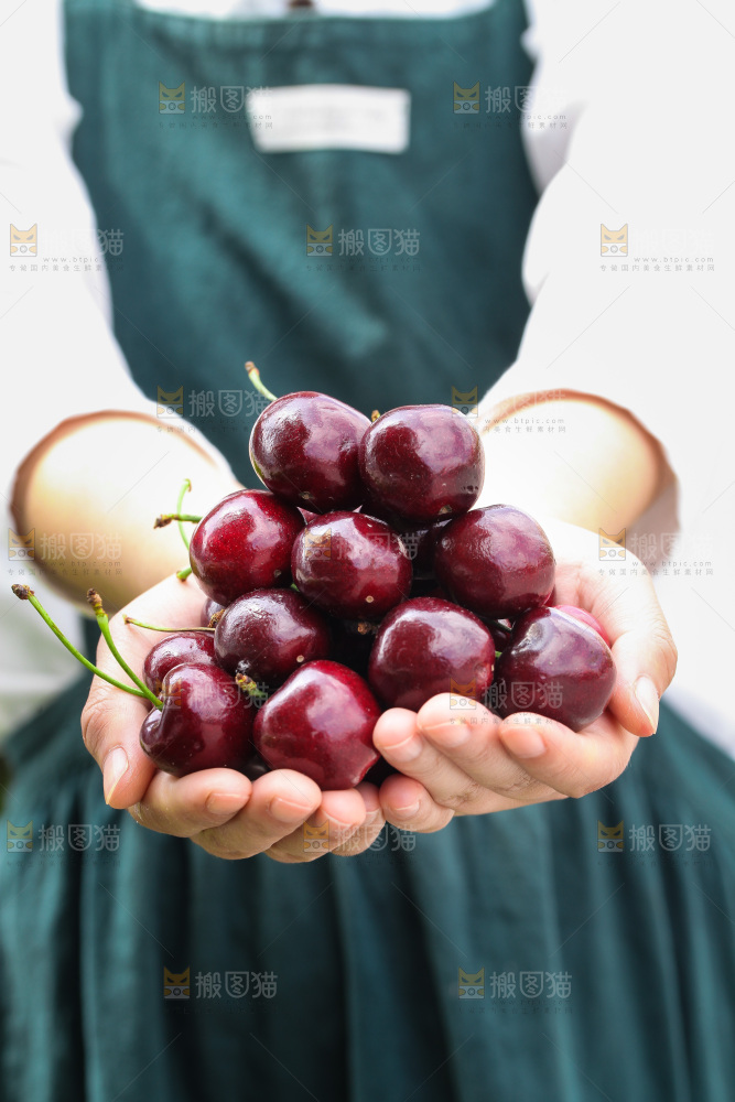 手里捧着车厘子
