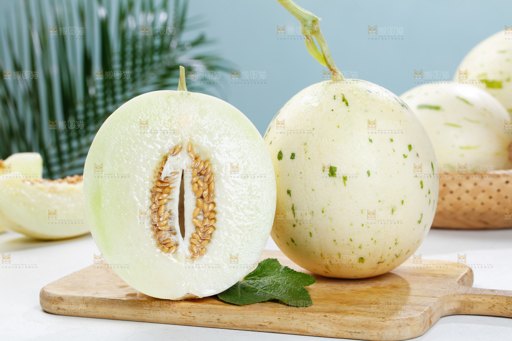 木板上摆放着白心月露流星蜜瓜