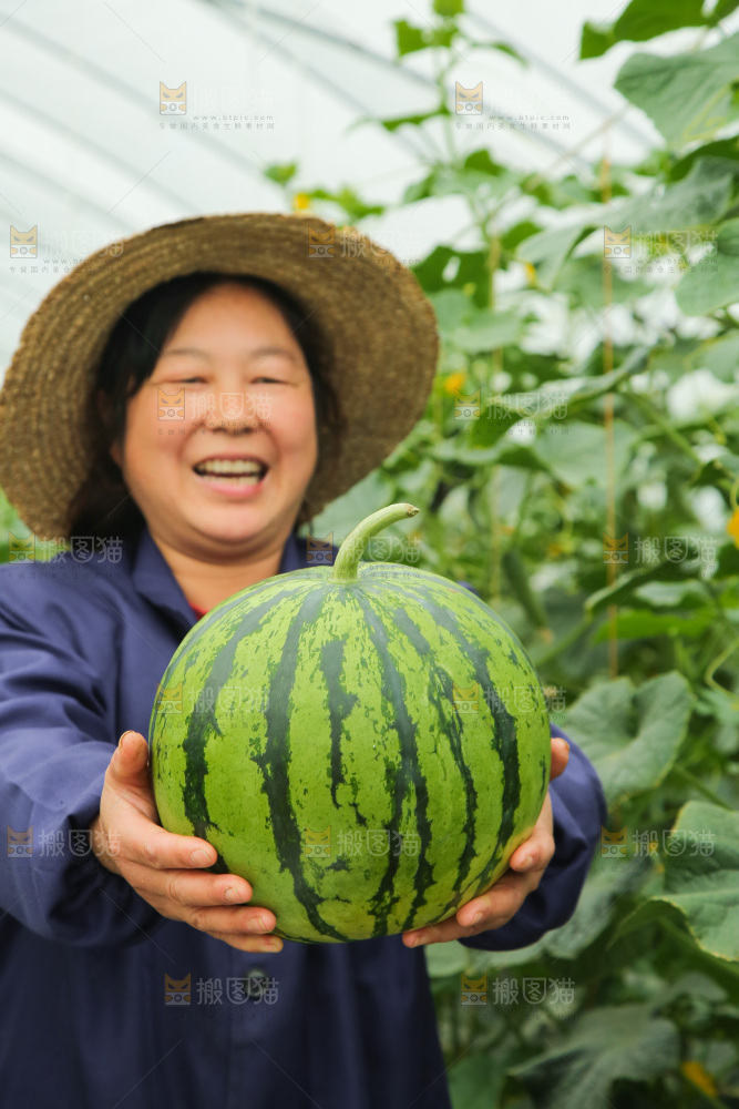 手里抱着个大西瓜