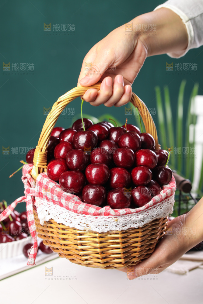 手里提着一篮新鲜大樱桃