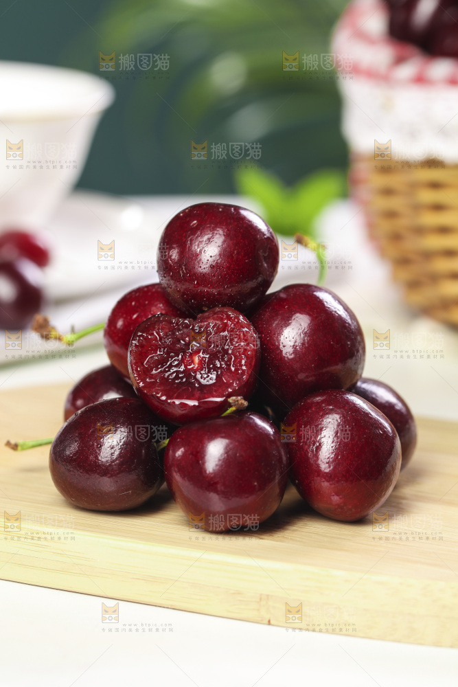 木板上放着一堆车厘子