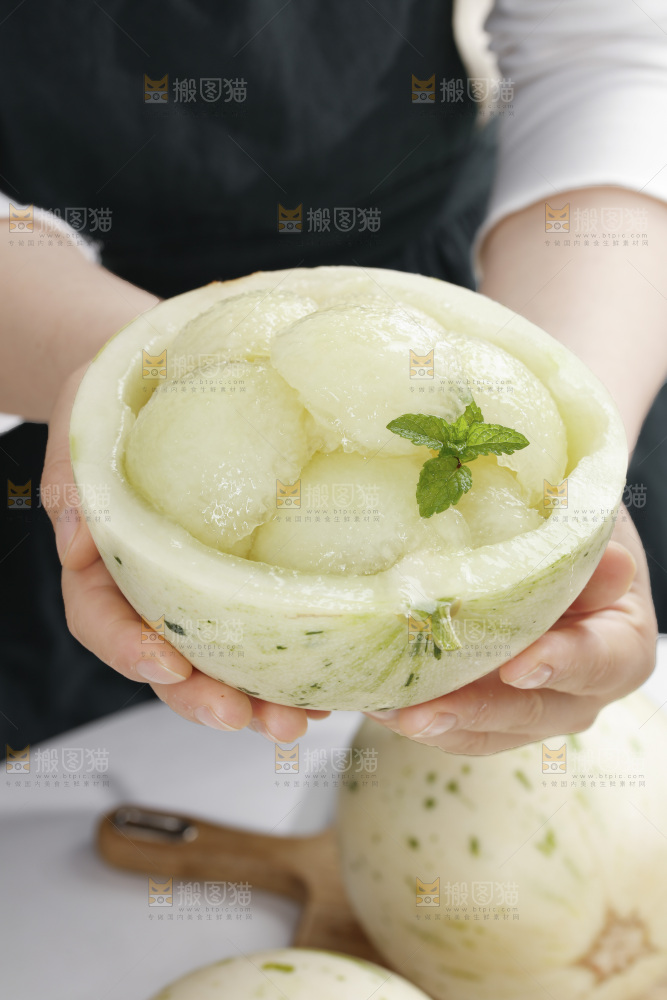 手里捧着月露蜜瓜
