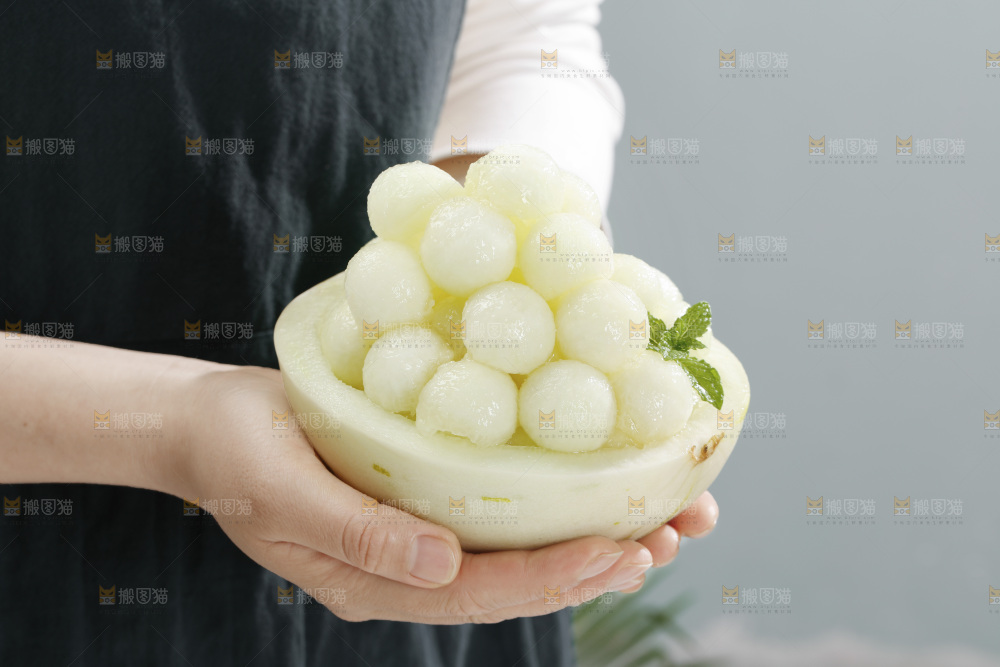 手里捧着月露流星蜜瓜果肉