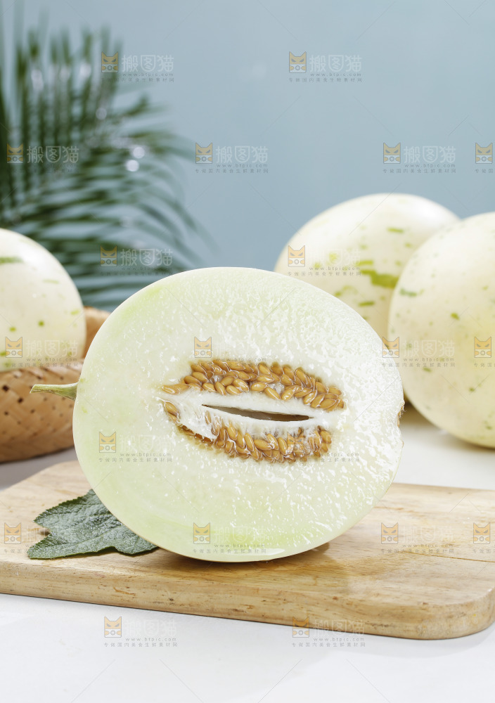 木板上摆放着白心月露流星蜜瓜