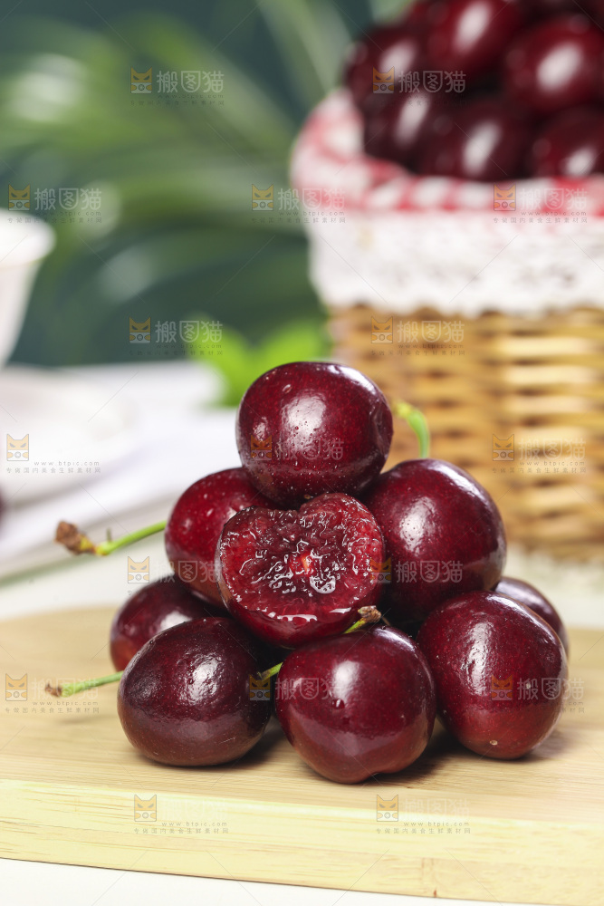 木板上放着一堆车厘子