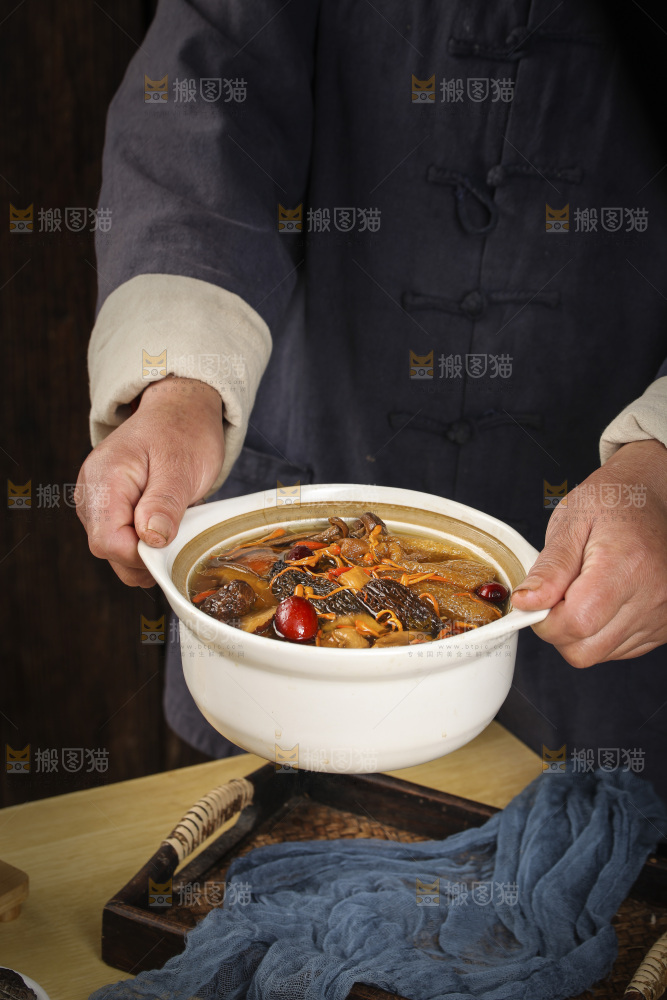 手里端着七彩菌菇汤