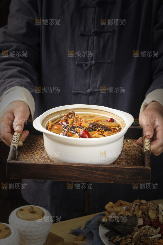 手里端着七彩菌菇汤