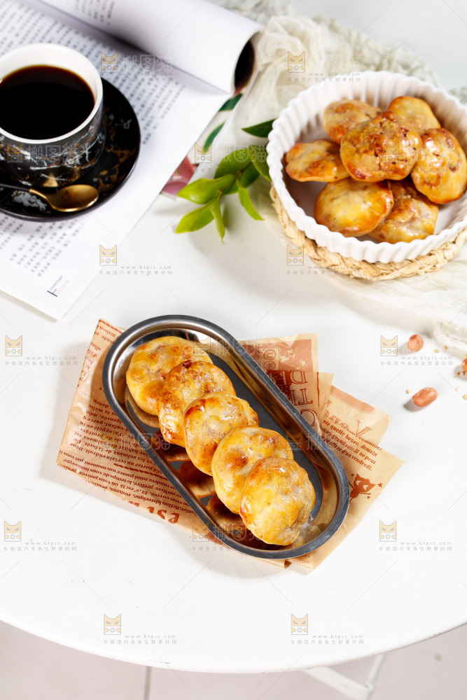 桌子上摆放着鸡仔饼