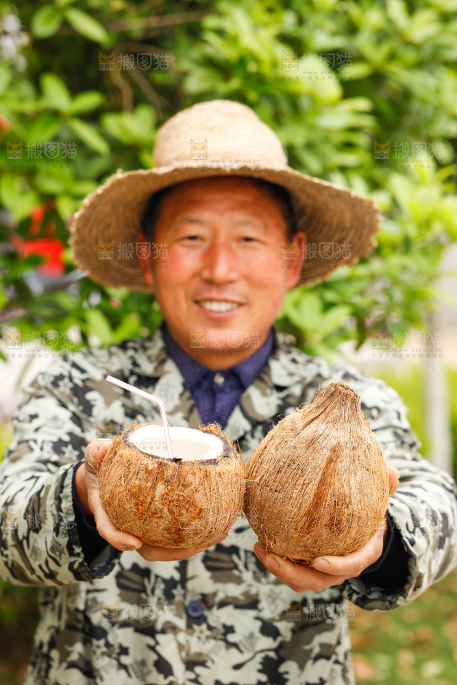 手里拿着老椰子