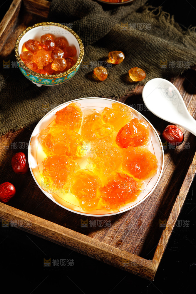 一盘泡发过的桃树胶