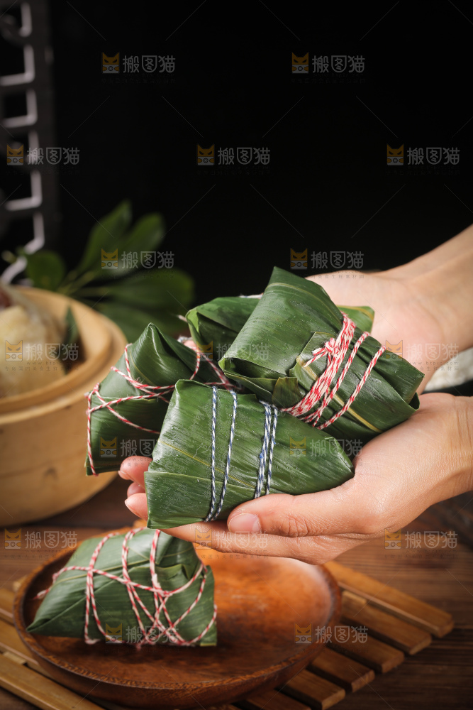 手里捧着粽子