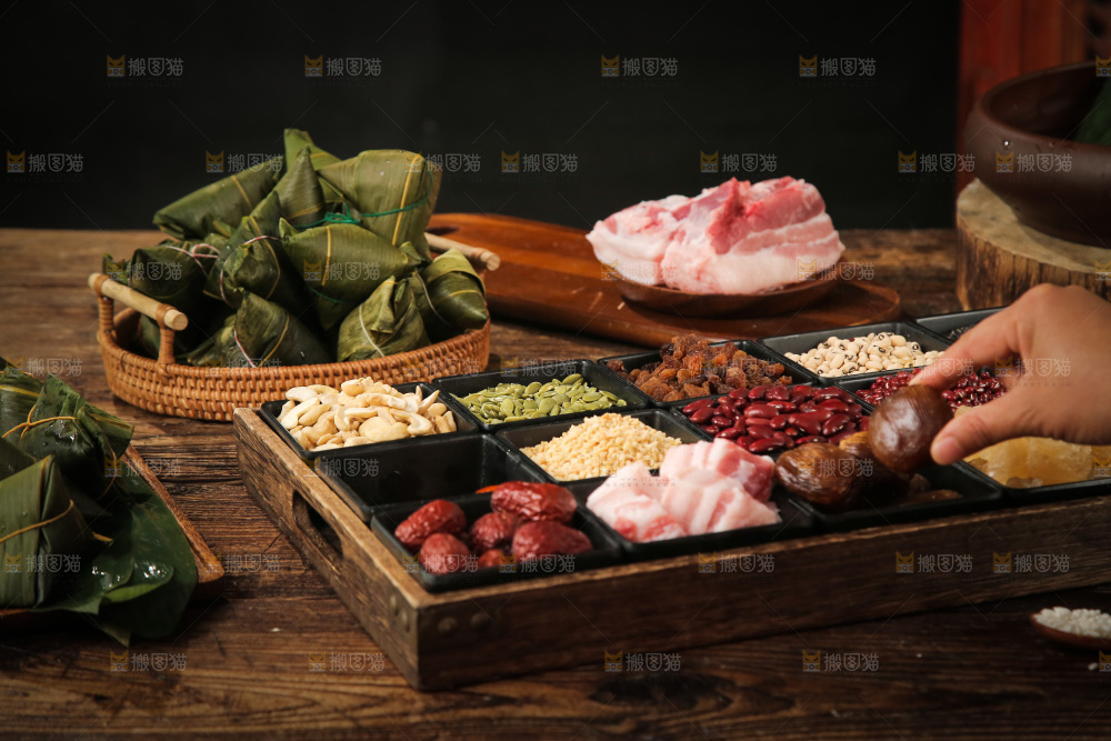 木底上放着一盘粽子食材组合
