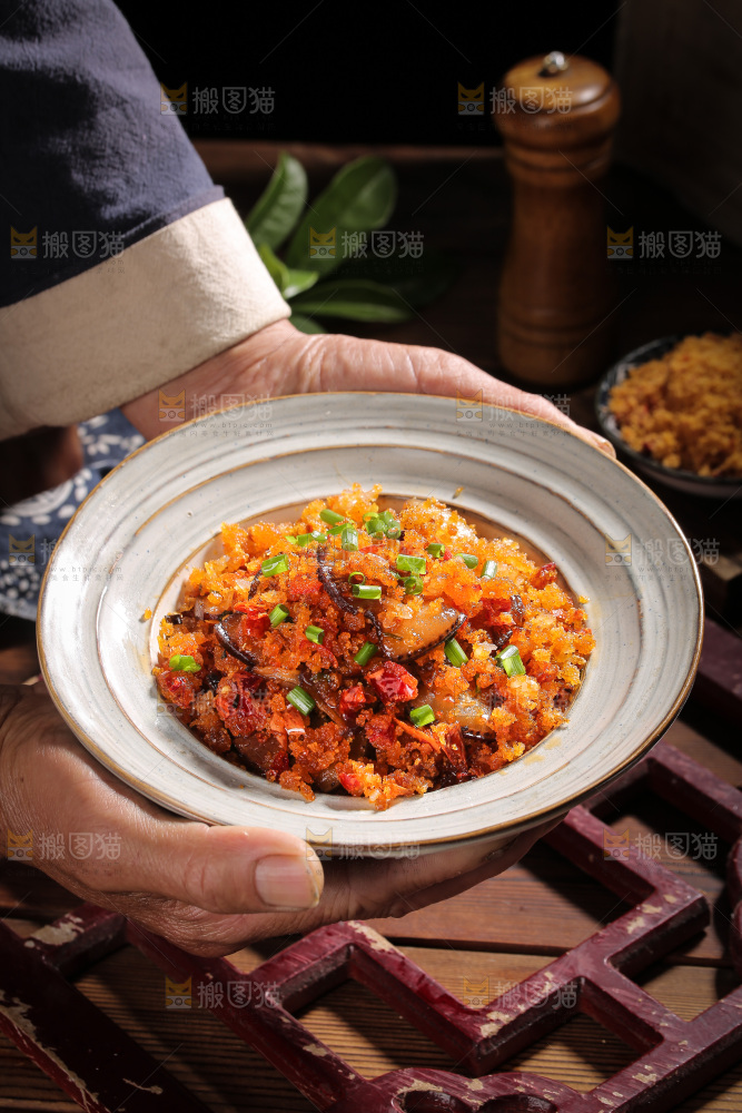 手里端着一盘榨广椒炒腊肉
