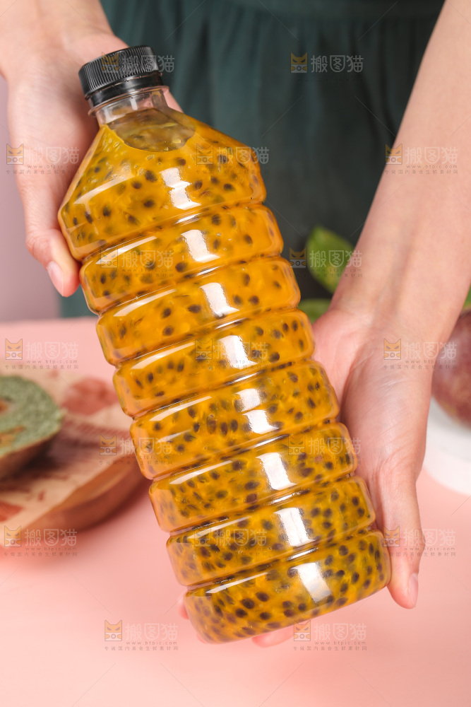 手里拿着一瓶百香果原汁