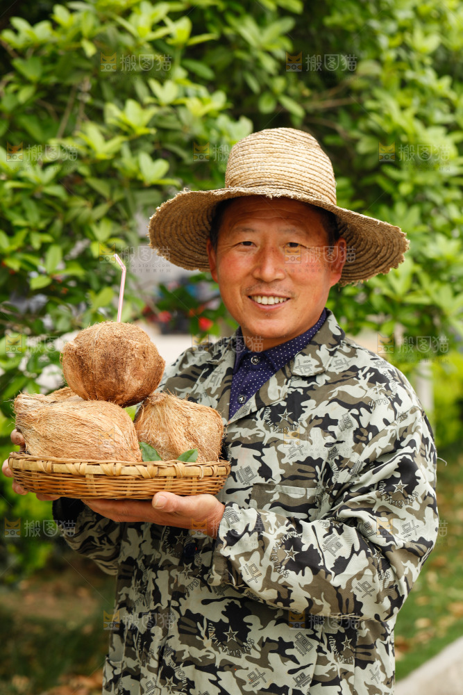 手里端着一篮海南老椰子