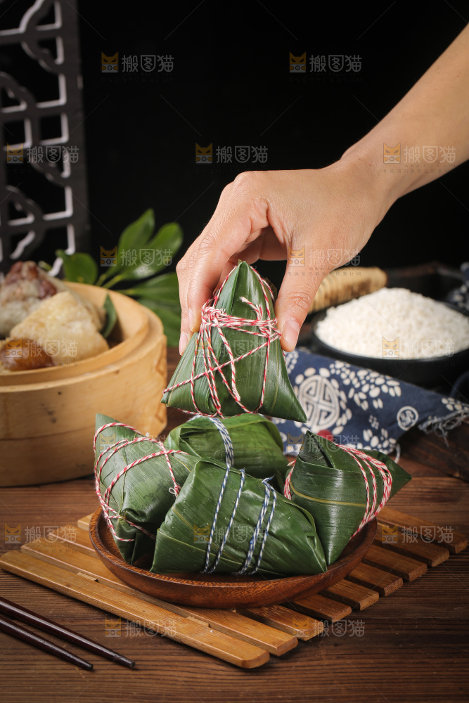 手里拿着粽子