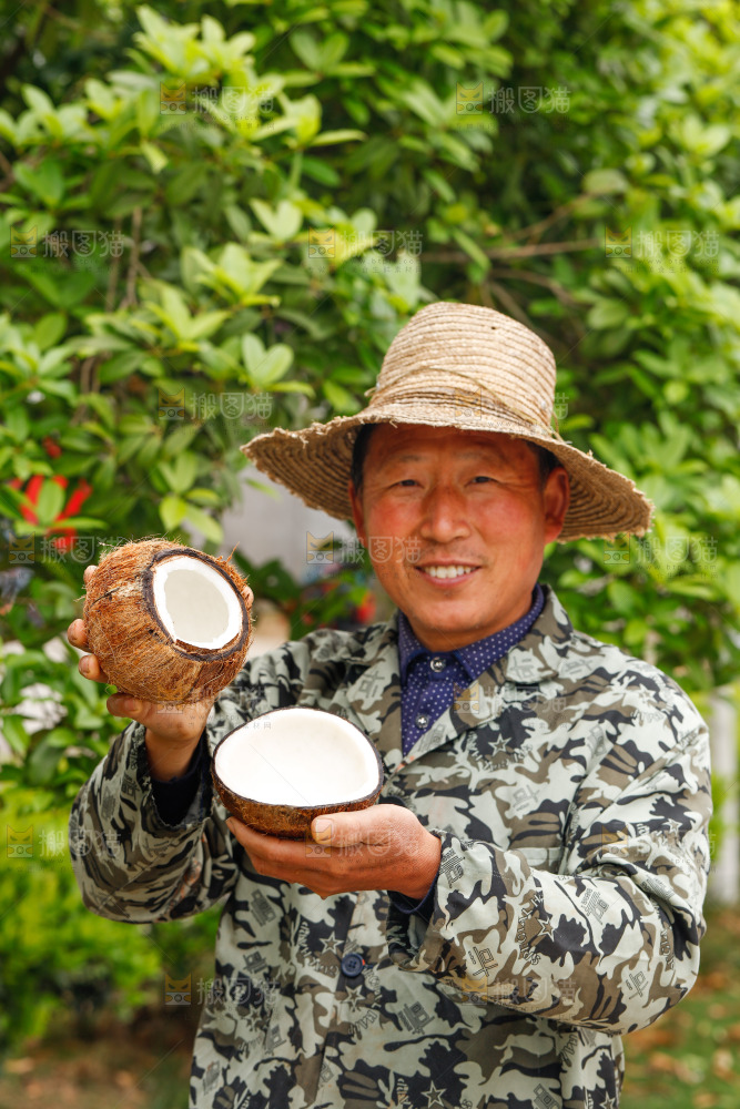 手里拿着椰子