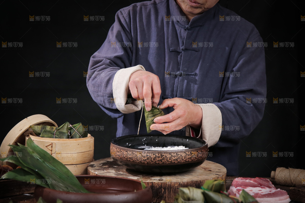 手里包着粽子
