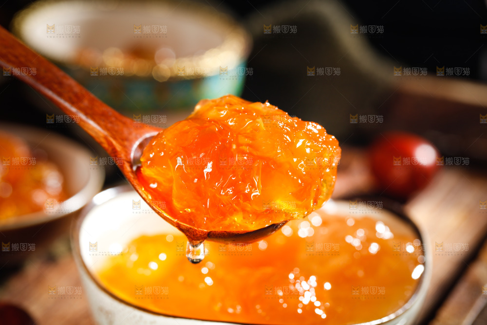勺子上舀着桃胶特写
