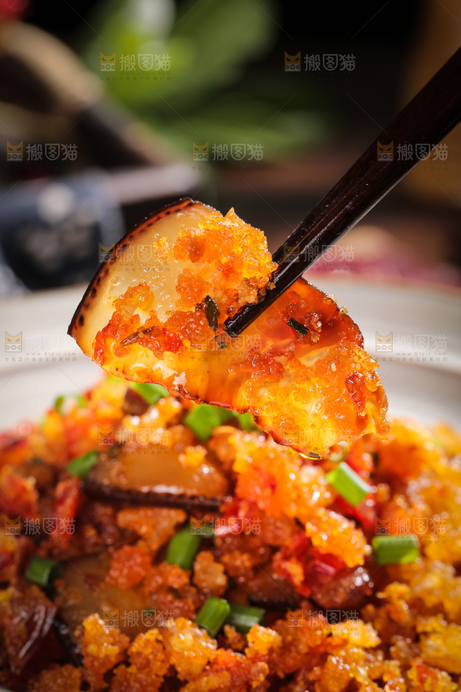 筷子上夹着腊肉