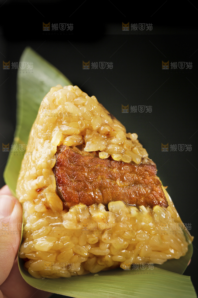 手里拿着鲜肉粽