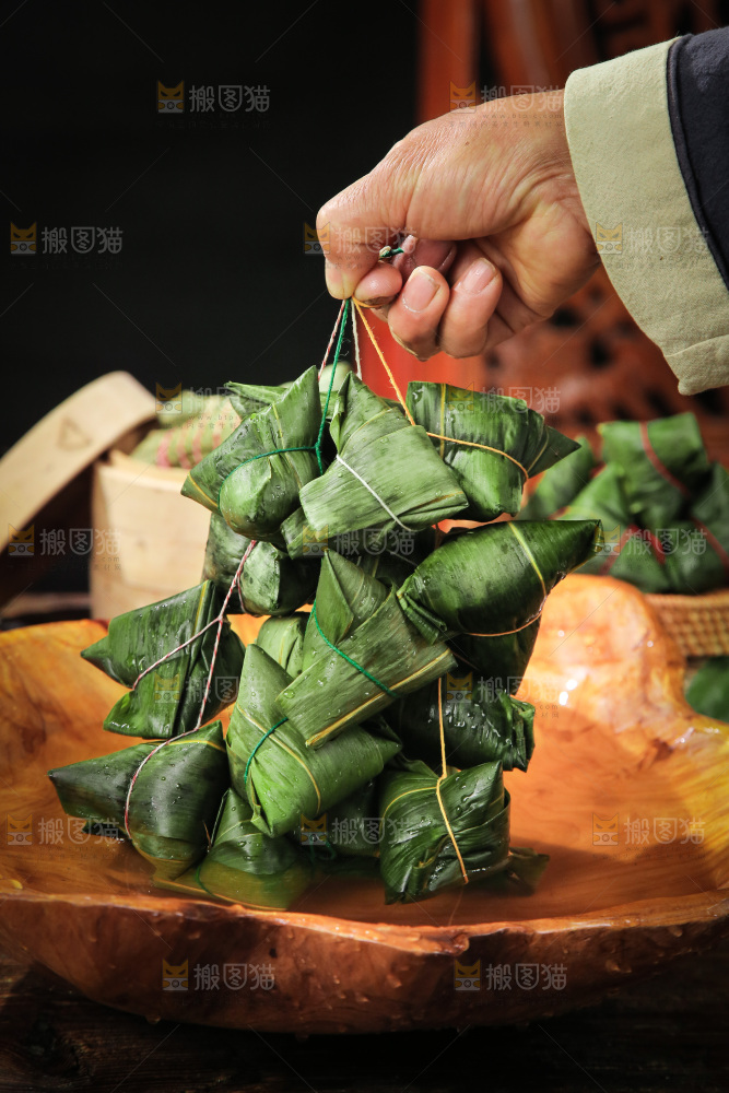 手里提着手工粽子