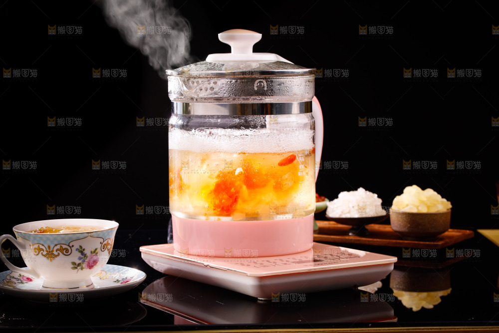 壶里煮桃胶雪燕皂角米羹