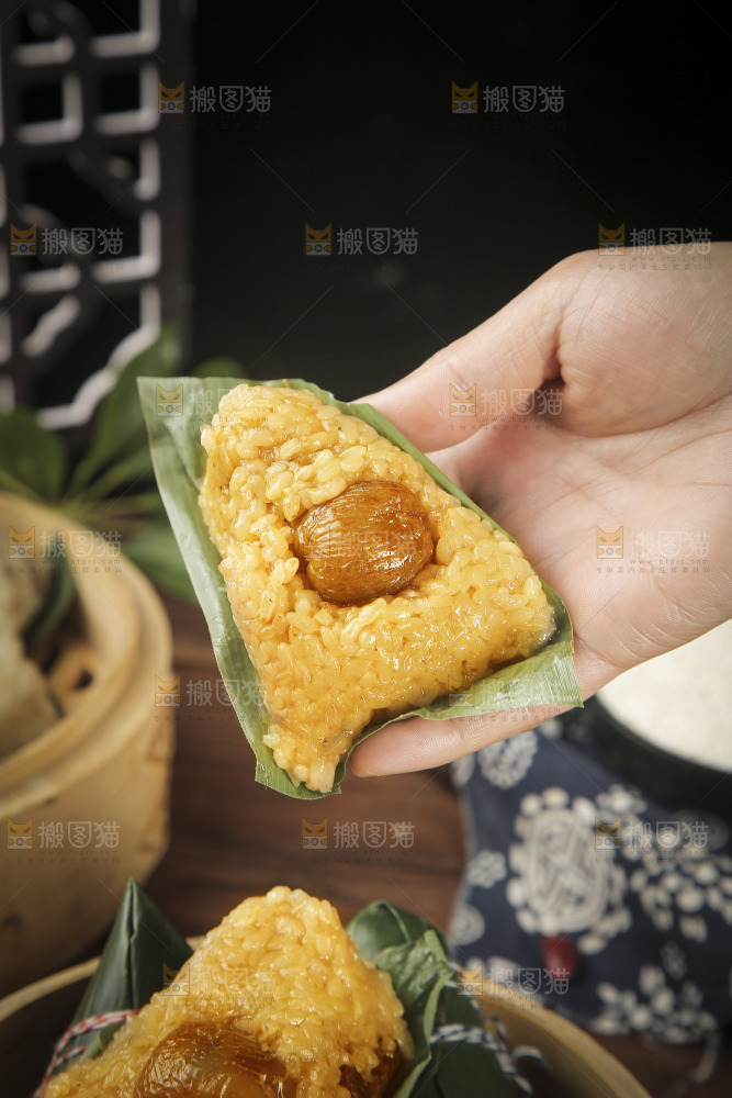 手里拿着蜜枣粽子