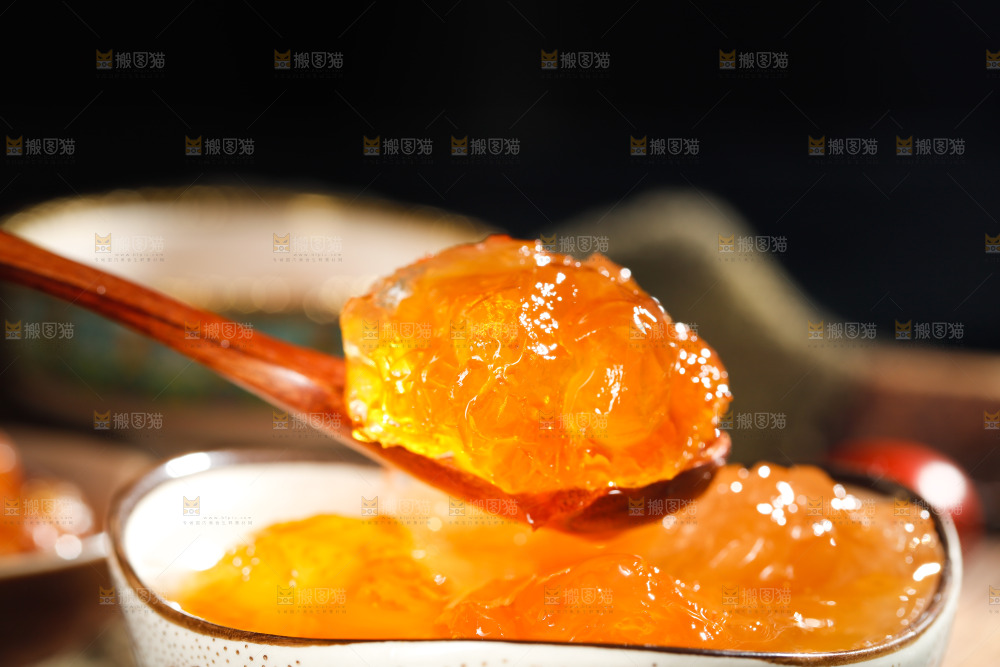 勺子上舀着桃胶特写