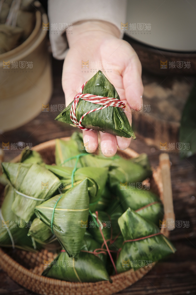 手里拿着粽子