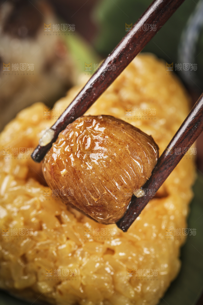 筷子上夹着蜜枣