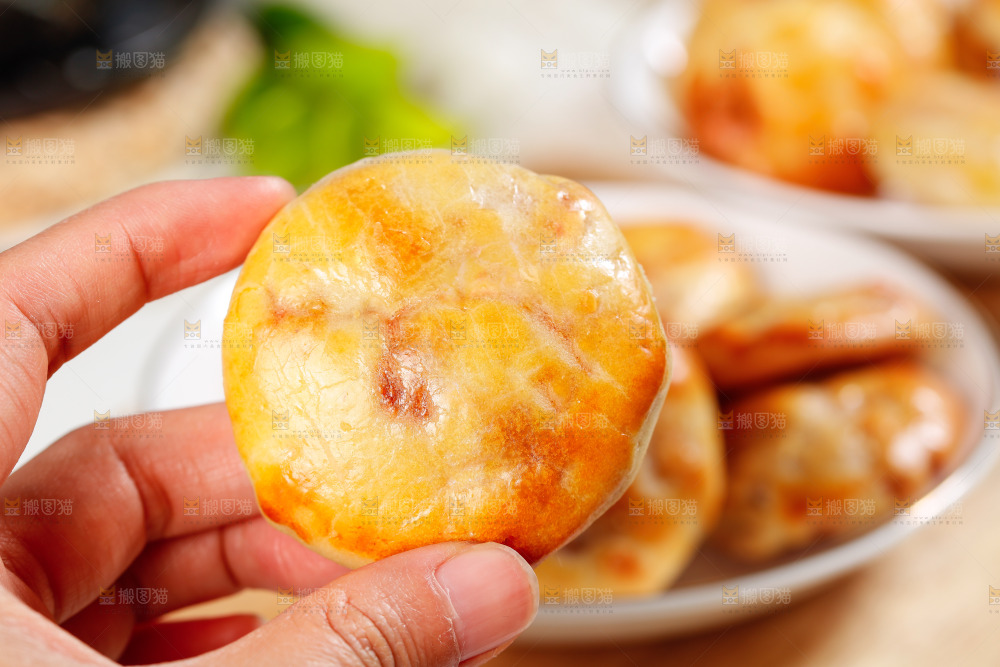 手里拿着鸡仔饼酥