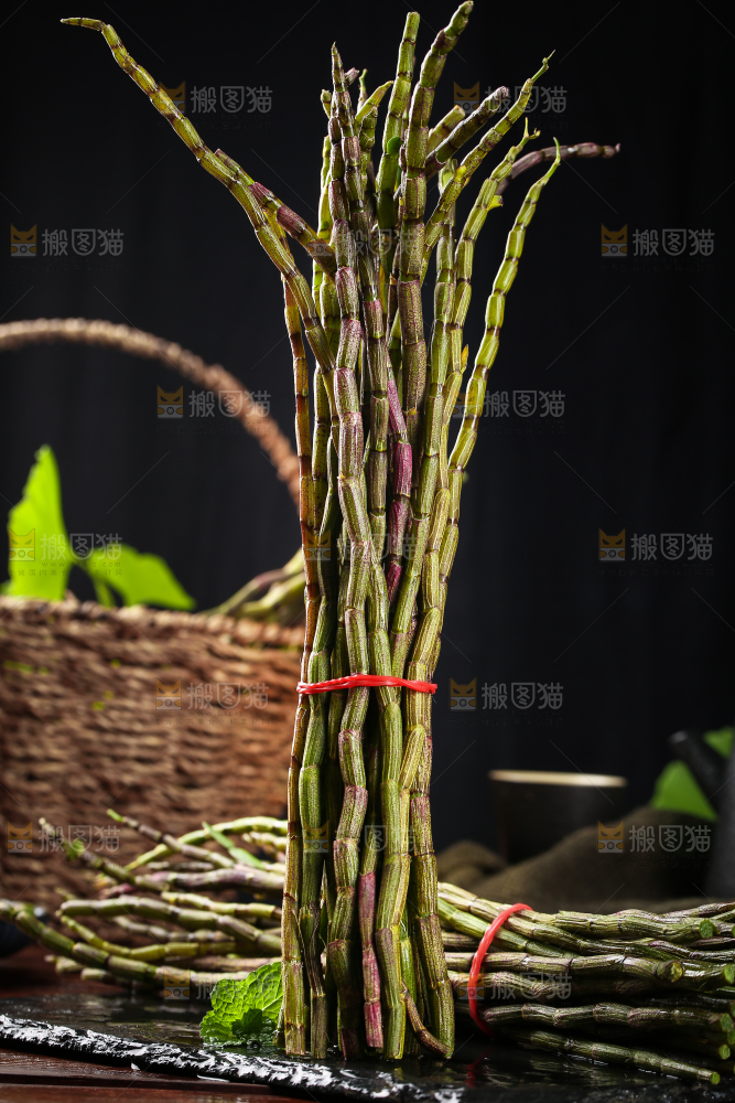 黑石板上放着铁皮石斛鲜条