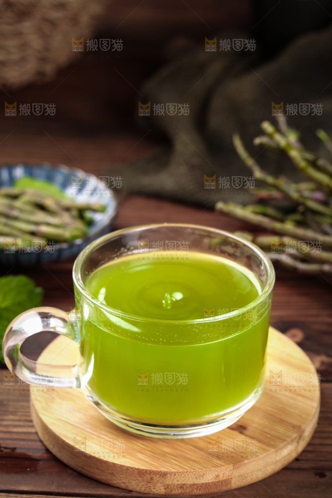 木垫上放着一杯铁皮石斛汁