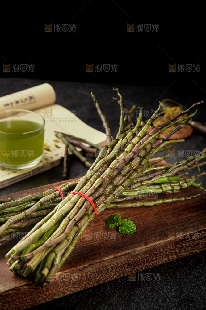 木板上放着霍山铁皮石斛鲜条