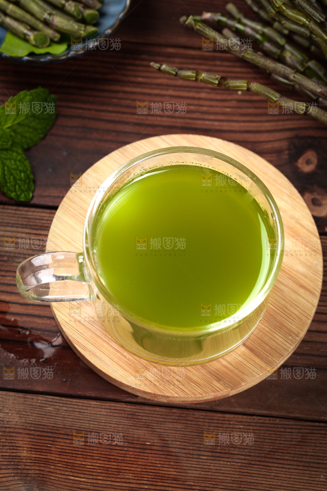 木垫上放着一杯铁皮石斛汁