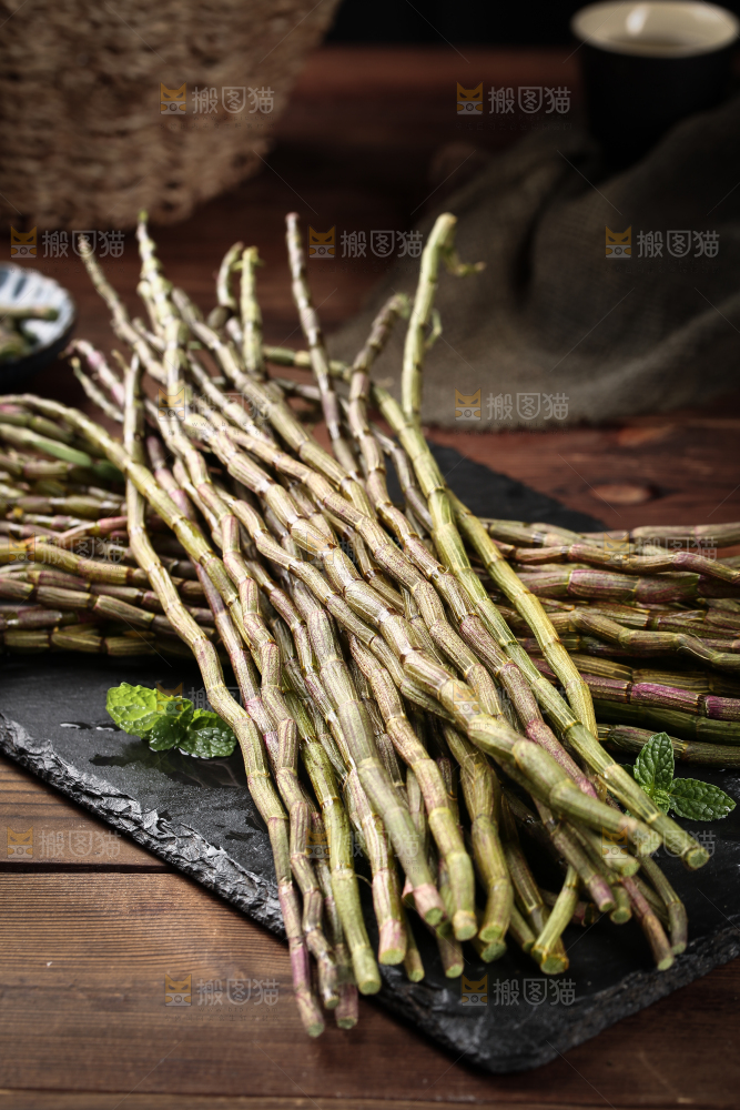 一堆新鲜铁皮石斛