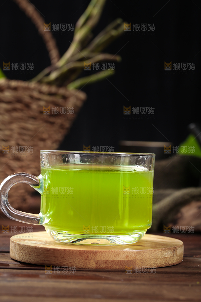 木垫上放着一杯铁皮石斛汁