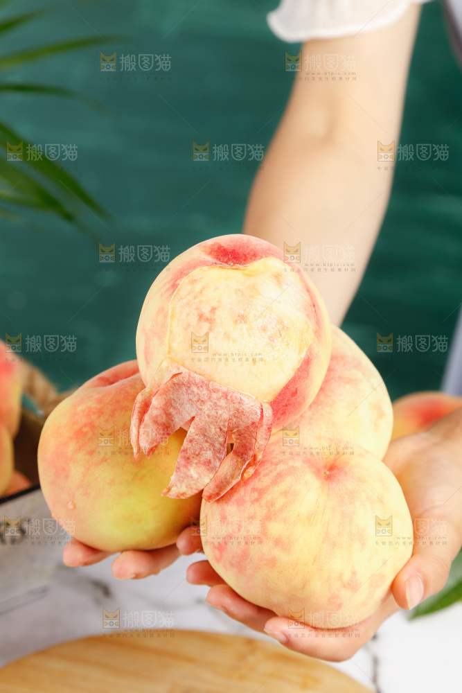 手里捧着阳山水蜜桃
