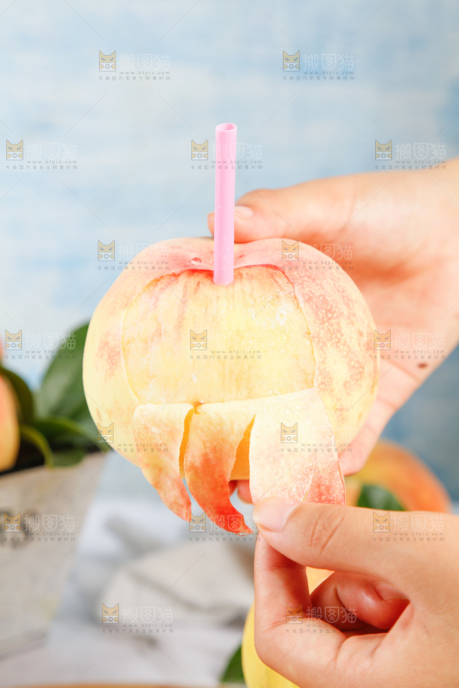 手里撕着水蜜桃皮