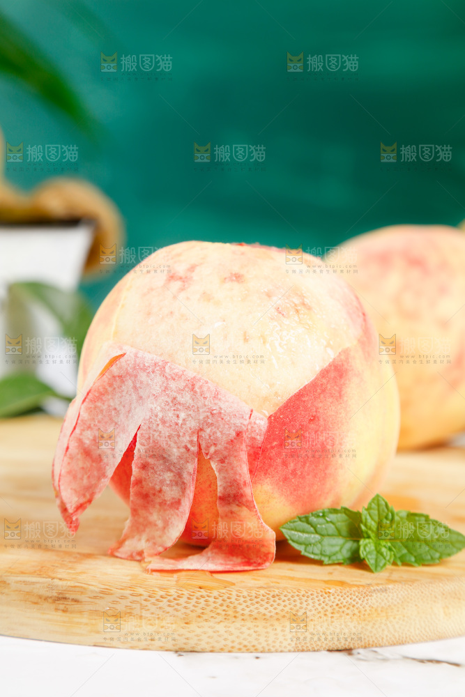 木板上的阳山水蜜桃