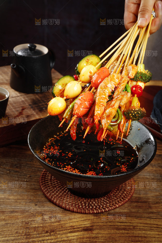手里拿着冷锅串串