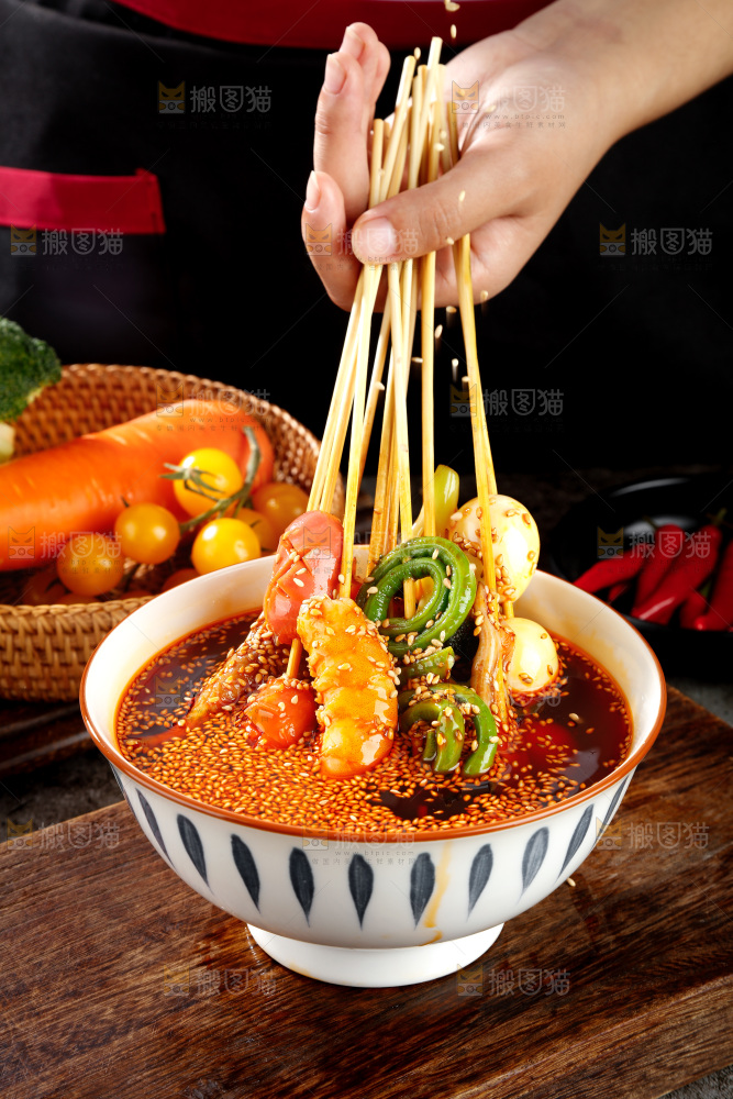 木板上放着一碗钵钵鸡