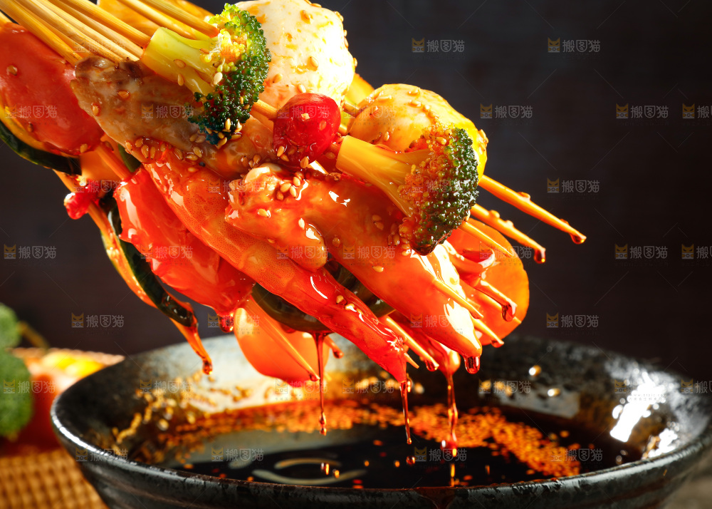 手里拿着冷锅串串