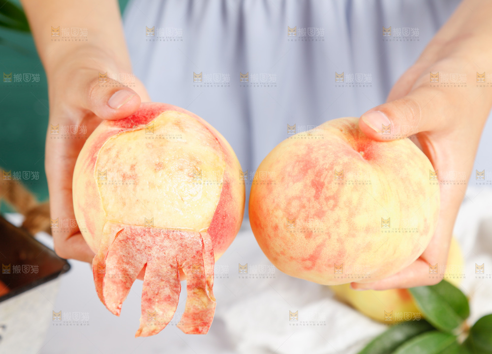 手里拿着水蜜桃