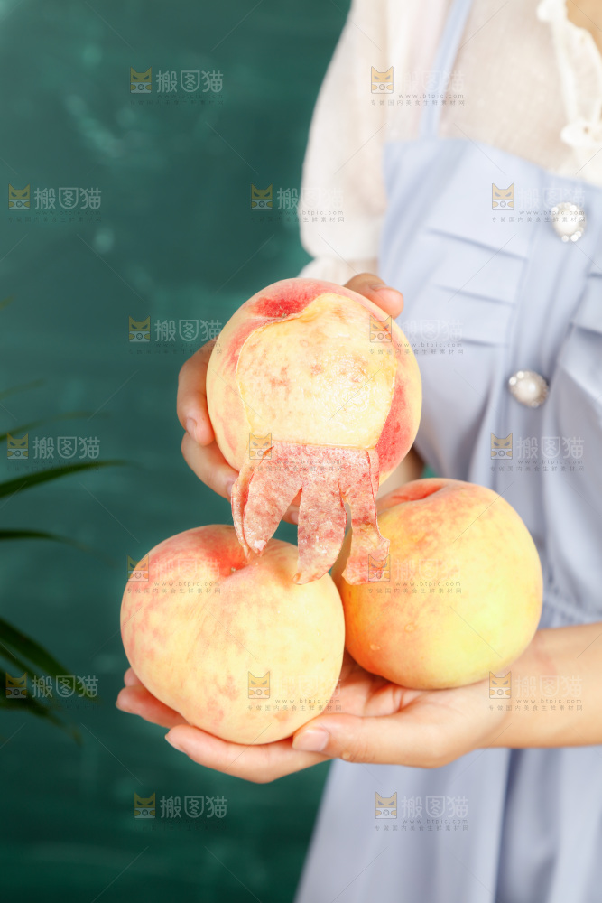 手里捧着阳山水蜜桃