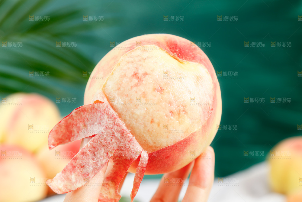 手里拿着水蜜桃