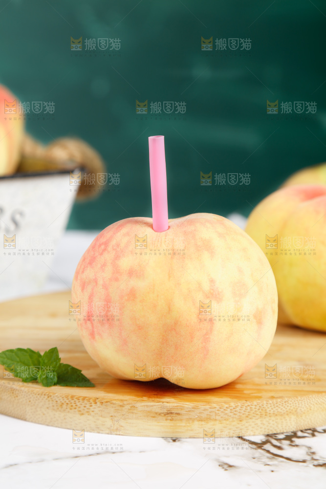 木板上的阳山水蜜桃