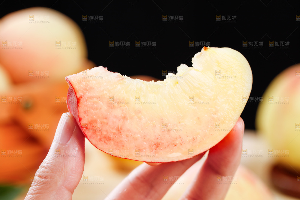 手里拿着一块水蜜桃果肉