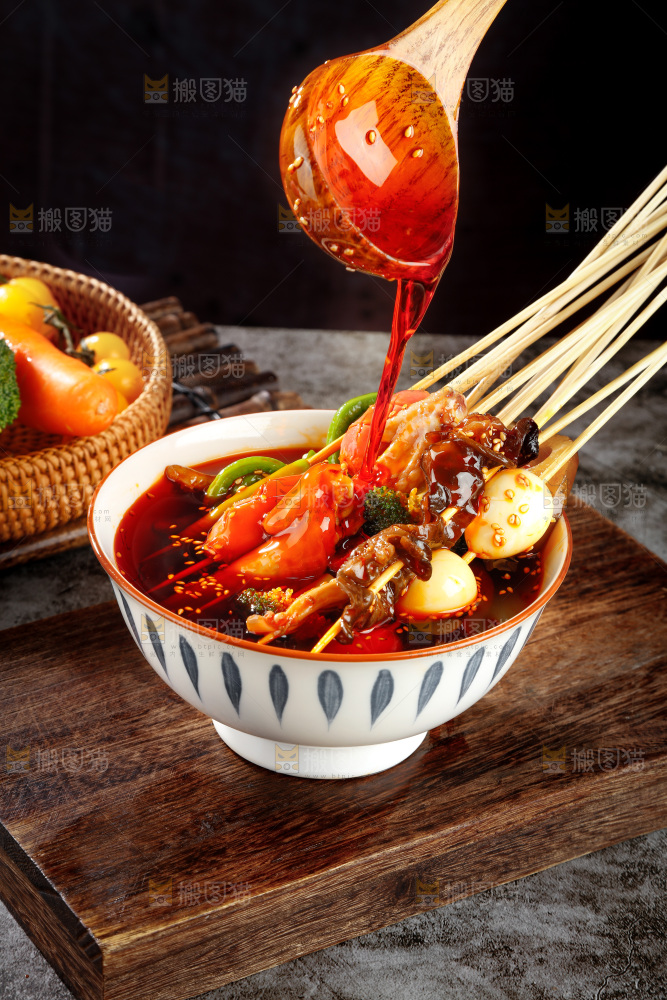 木板上放着一碗红油钵钵鸡